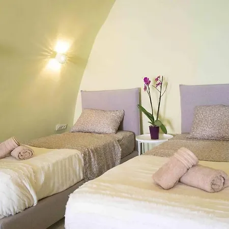 Santorini Oasis- Cave House בית נופש סנטוריני