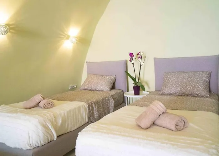 Santorini Oasis- Cave House Дом отдыха Тира