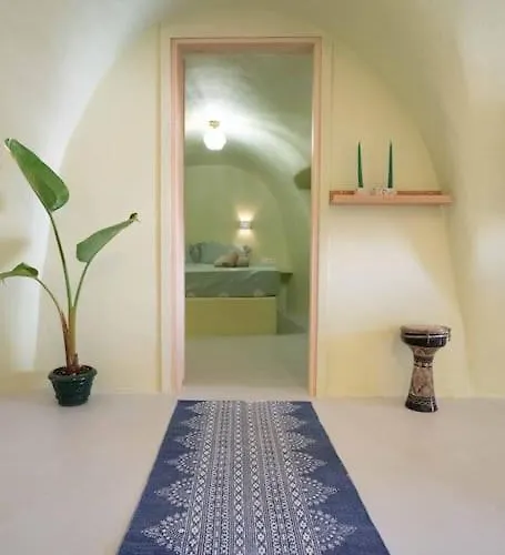 Santorini Oasis- Cave House Дом отдыха Тира